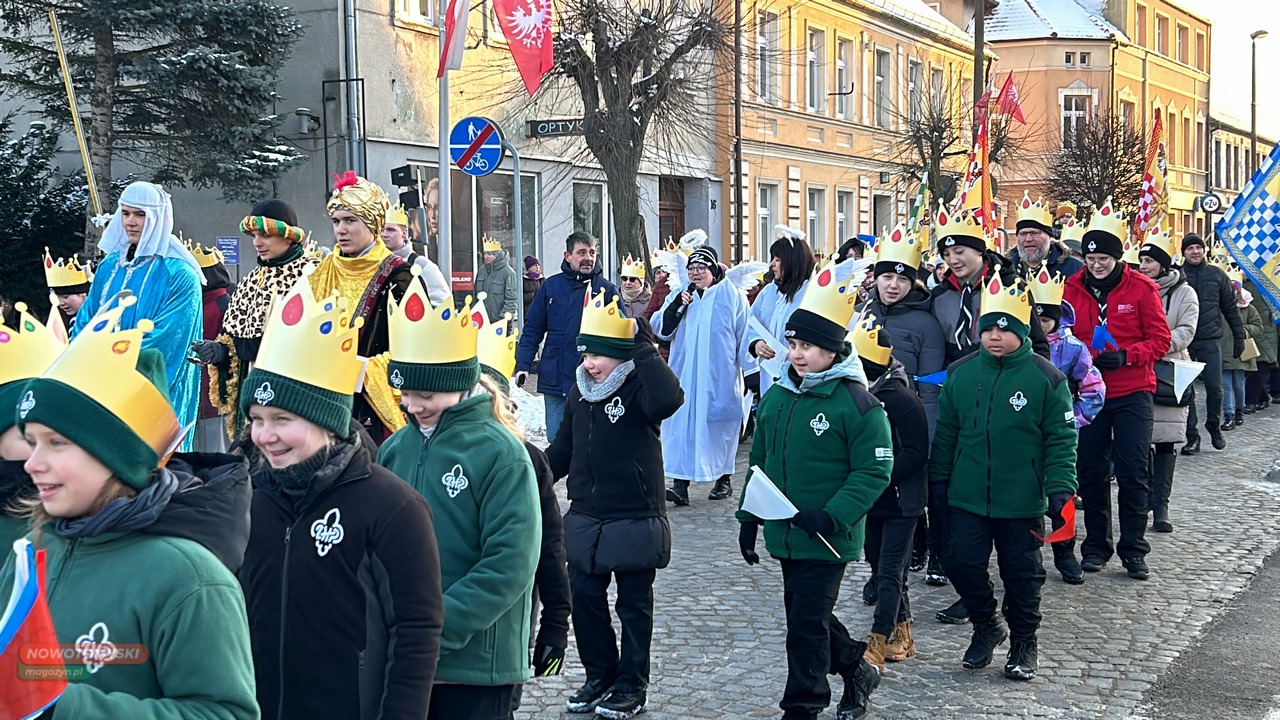 Korony, kolędy i wspólne świętowanie. Orszak Trzech Króli w Nowym Tomyślu [ZDJĘCIA, FILM]