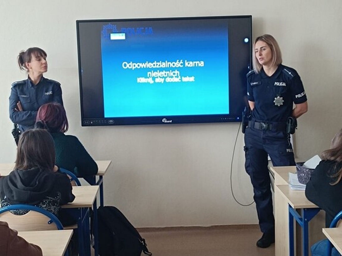 Profilaktyka zamiast konsekwencji – policjanci rozmawiają z młodzieżą w szkołach powiatu nowotomyskiego