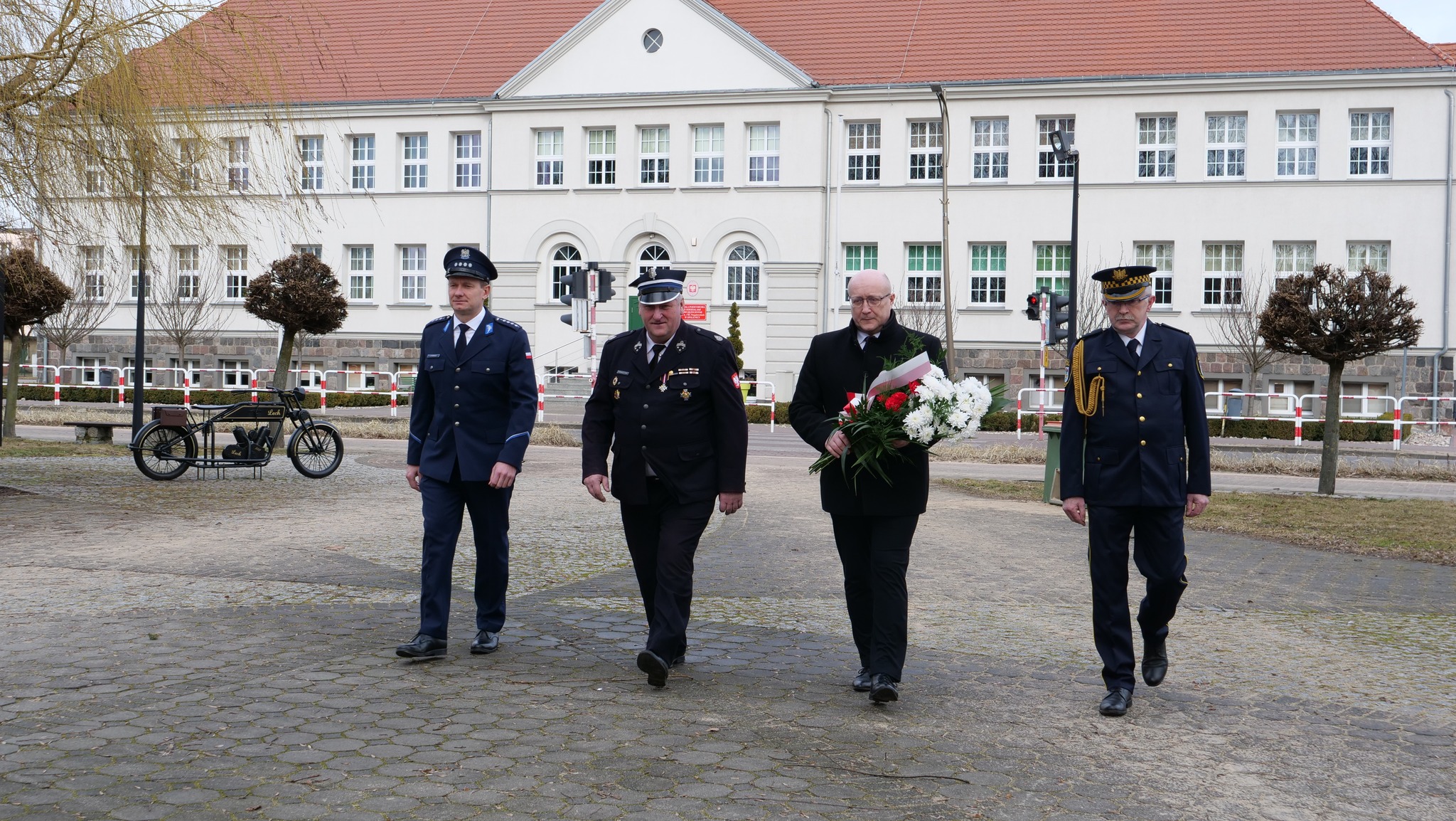 narodowy-dzie-pami-ci-o-nierzy-wykl-tych-w-opalenicy-z-o-ono-kwiaty