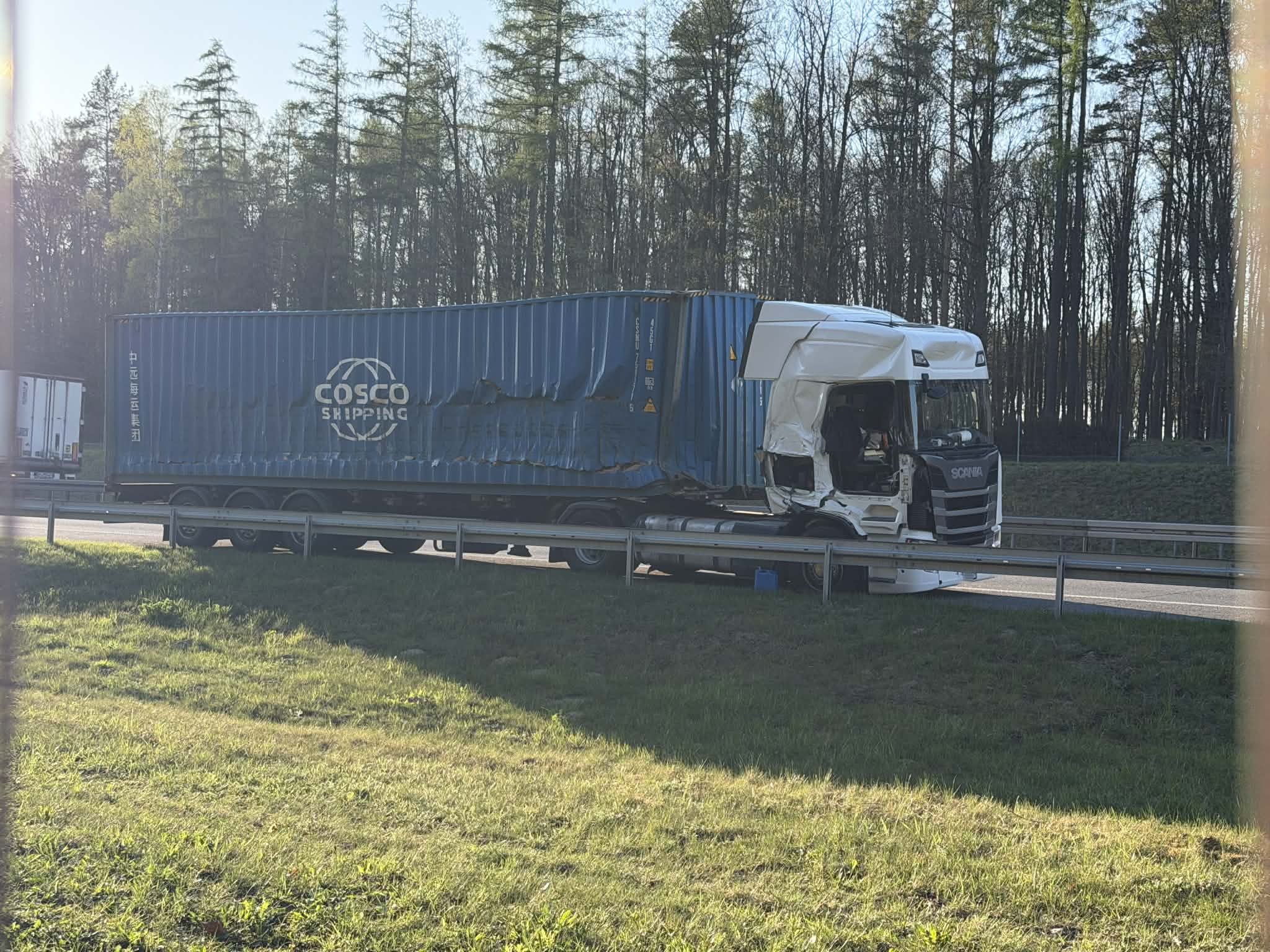 Pracownik obsługi autostrady ranny. W wóz ekipy wjechał tir [ZDJĘCIA][FILM]