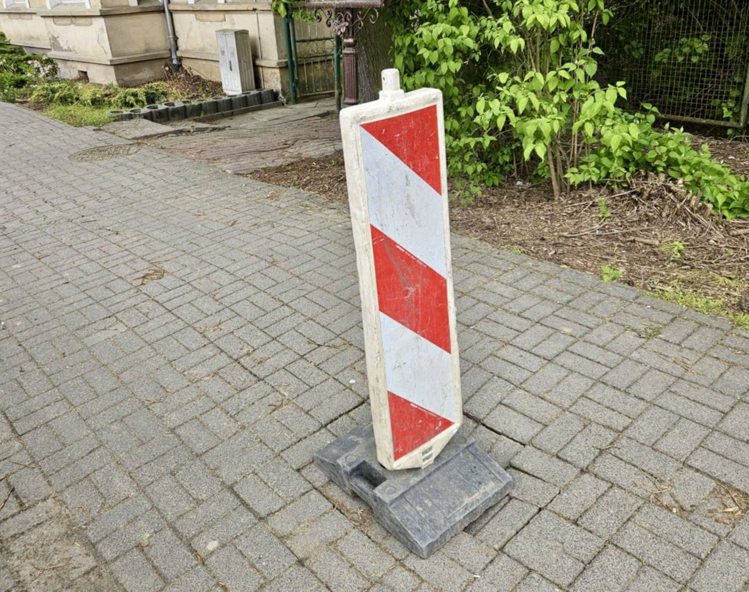 NOWY TOMYŚL: Szybka reakcja władz miasta po zgłoszeniach czytelników. Niebezpieczna dziura została zabezpieczona
