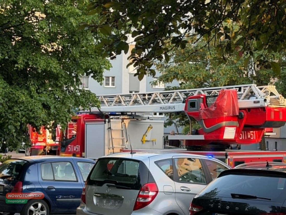 Wieczorna interwencja służb w Nowym Tomyślu. Zgłoszono zadymienie w mieszkaniu