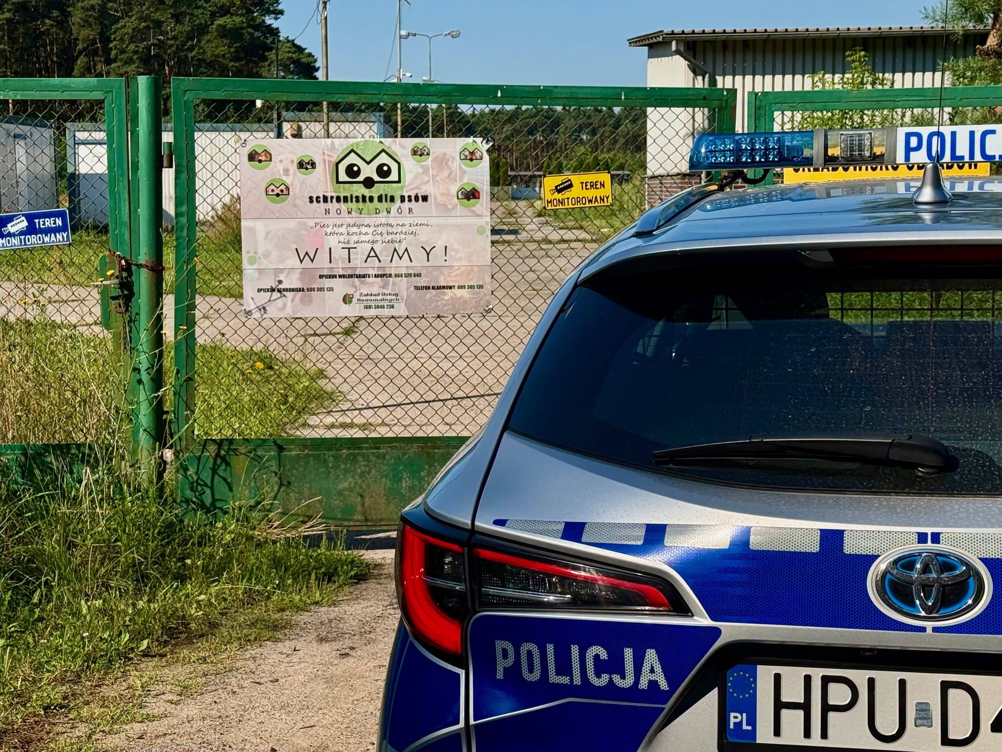 Wizyta policjantów z Nowego Tomyśla w schronisku. Wspólna troska o zwierzęta podczas upałów