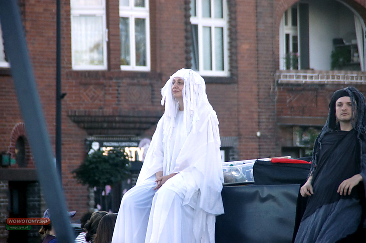 NOWY TOMYŚL: Plac Niepodległości zamienił się w teatralną scenę. „FIN AMOR” zachwycił publiczność [ZDJĘCIA]