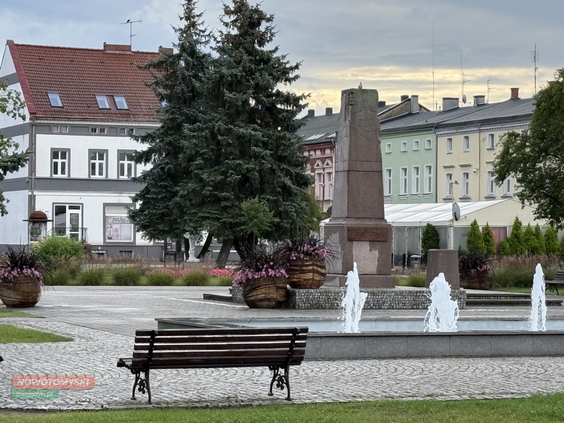 NOWY TOMYŚL: „Tancerka” znów w pełnej krasie. Rzeźba po renowacji wróciła na Plac Niepodległości [ZDJĘCIA, FILM]