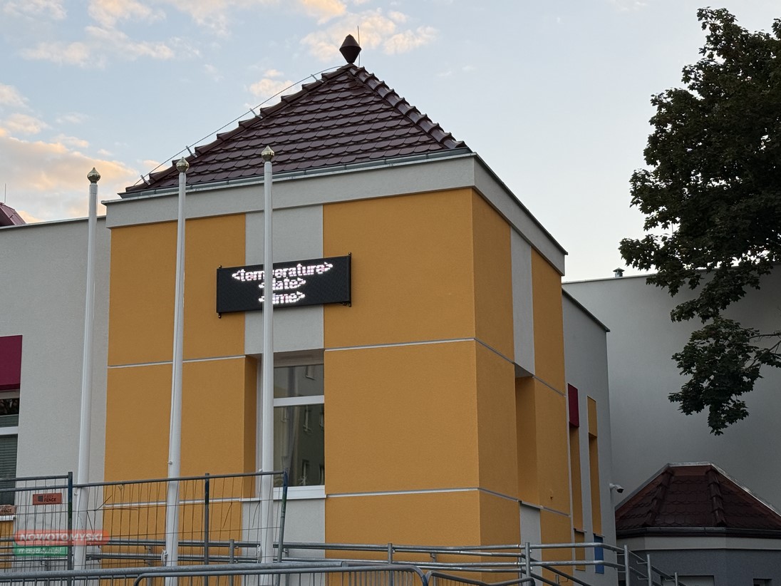 NOWY TOMYŚL: „Bolek i Lolek” zmienił się nie do poznania! Kolorowa elewacja to nie wszystko – spójrzcie na nową tablicę [ZDJĘCIA]