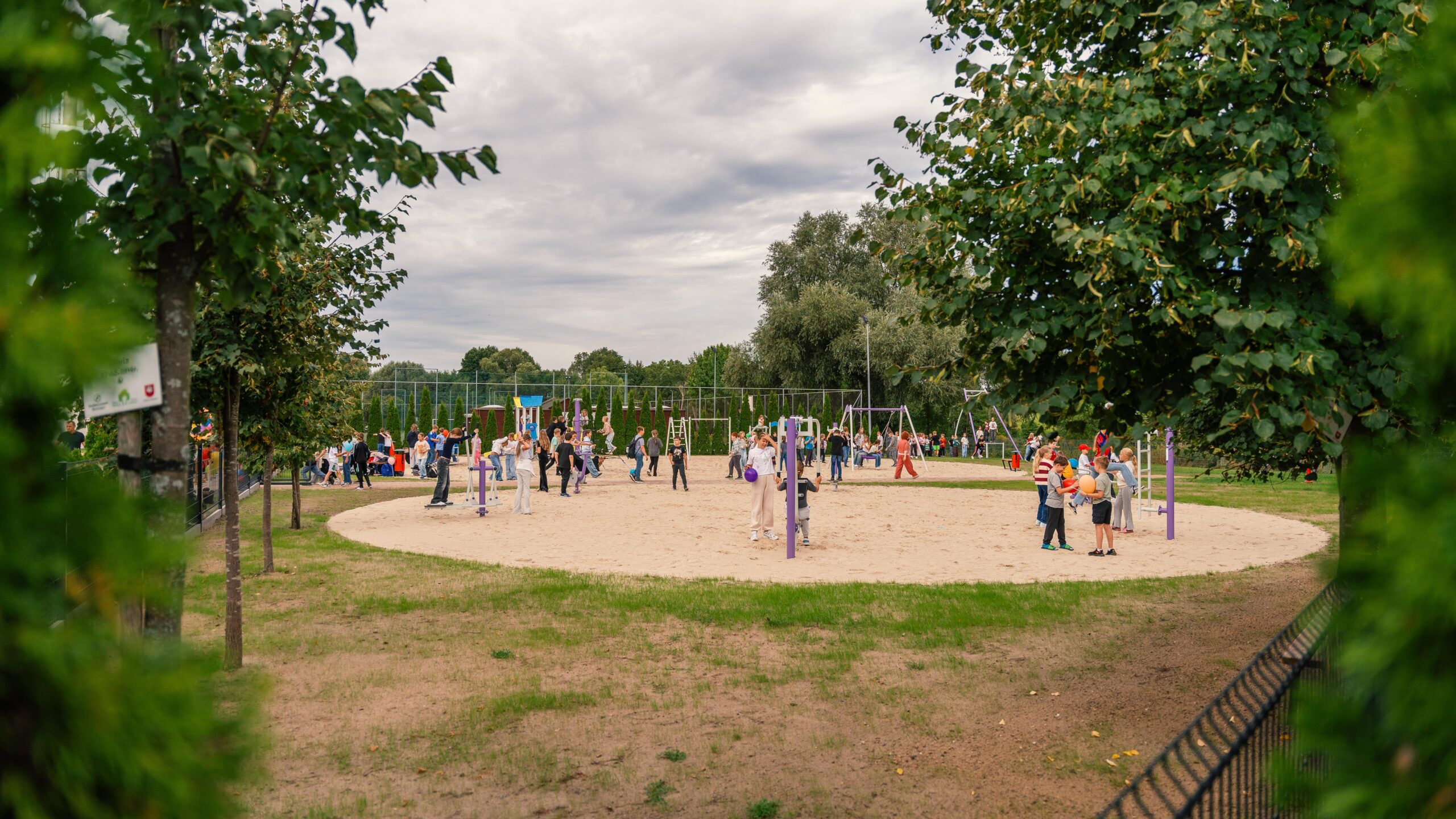 Nowy plac zabaw w Szkole Podstawowej im. Arkadego Fiedlera w Zbąszyniu oficjalnie otwarty!