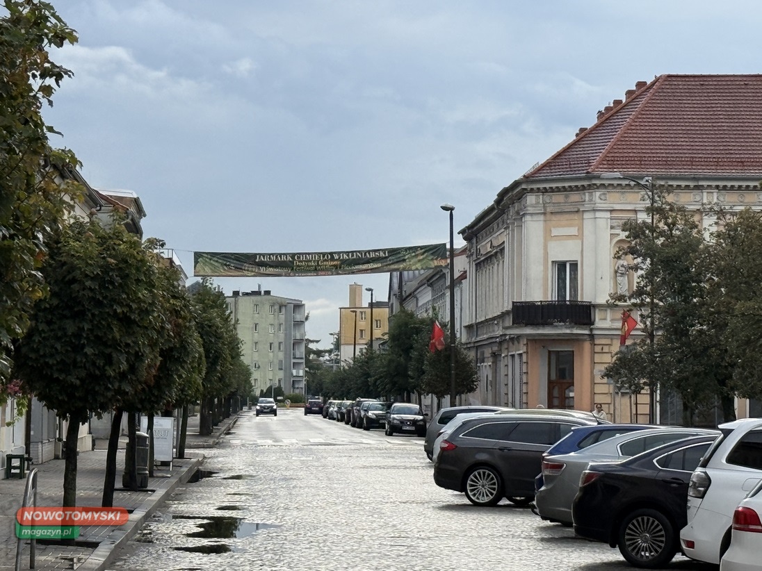 Park Feliksa zmienia się z godziny na godzinę! Rośnie scena, karuzele już stoją. Nowy Tomyśl gotowy na Jarmark?